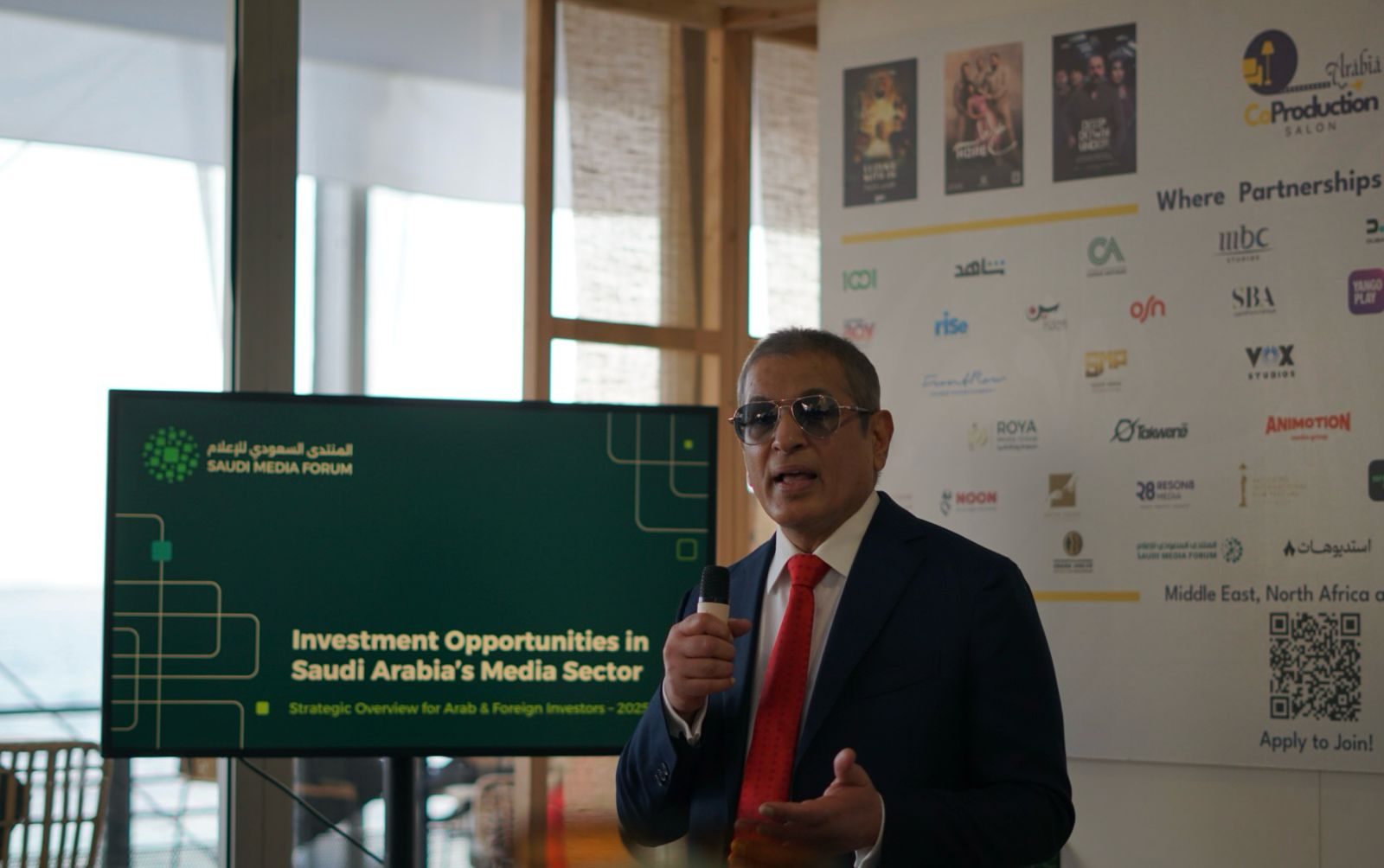 رئيس المنتدى السعودي للإعلام يطلق مبادرات مميزة أثناء زيارته لجناح صالون الإنتاج...